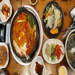 서울 김치찌개 백반 1인분 8500원…외식 물가 끝없는 상승세