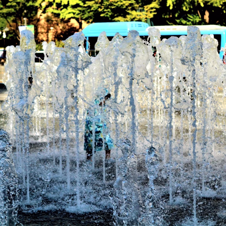 전국이 폭염경보 속에 낮 최고기온이 37도까지 오르며 무더위가 이어지는 날씨 다