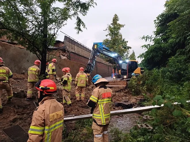 경기도에 집중호우가 내리며 오산에서 옹벽이 붕괴해 차량이 매몰되고 운전자가 숨지는 사고가 발생했다.