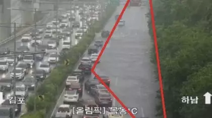 서울에 갑작스러운 폭우가 내리면서 도로와 아파트 단지 등이 침수돼 퇴근길 혼잡이 빚어졌다.