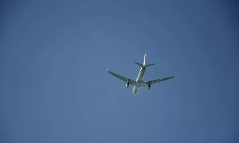 중화항공이 김해공항 착륙 중 돗대산에 초근접 비행한 사실이 알려지며 공항 접근 안전성에 우려가 제기되고 있다.