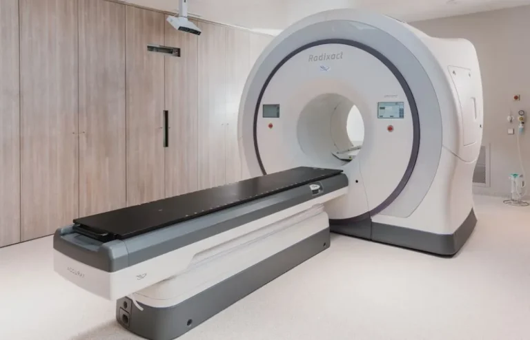 미국에서 금속 체인을 착용한 남성이 MRI 검사실에 무단 입장했다가 기기에 빨려 들어가 중태 빠졌다.