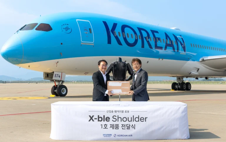 현대차가 산업용 로봇을 항공 정비 현장에 공급하여 작업 효율성과 안전을 높였다.