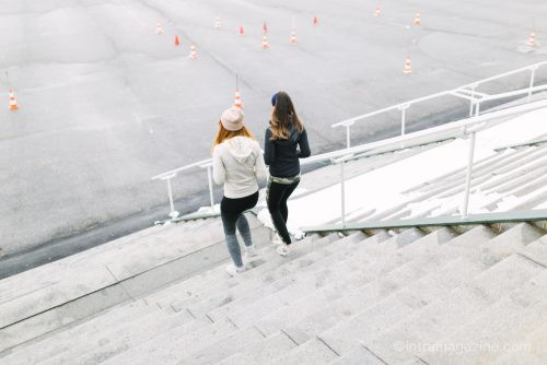 계단 내려가기 효과가 계단 오르기보다 근력 향상과 건강 개선에 더 뛰어나다는 연구 결과를 정리했다. 신장성 운동 원리와 효과를 설명한다.