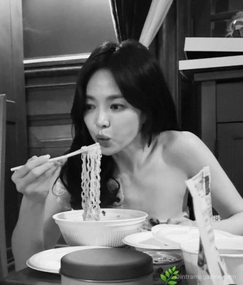 송혜교의 라면 먹방이 화제를 모은 가운데 라면을 덜 부담스럽게 먹는 방법이 주목받고 있다. 국물 섭취와 혈당 구조가 핵심 변수로 분석된다.