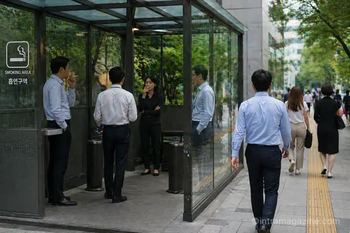 실내 간접흡연 노출이 10년간 크게 감소했지만 여전히 약 5% 수준이 남아 있다. 전문가들은 흡연실 허용 정책이 한계라며 전면 금연 필요성을 강조한다.