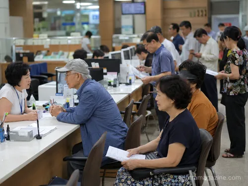 2026년 5월 18일 고유가 피해지원금 2차 신청이 시작됐다. 지급 대상은 소득 하위 70% 약 3,600만 명이며 건강보험료와 금융소득 기준에 따라 제외될 수 있다. 신청 현장 혼선, 지급액, 이의신청 방법을 정리했다.