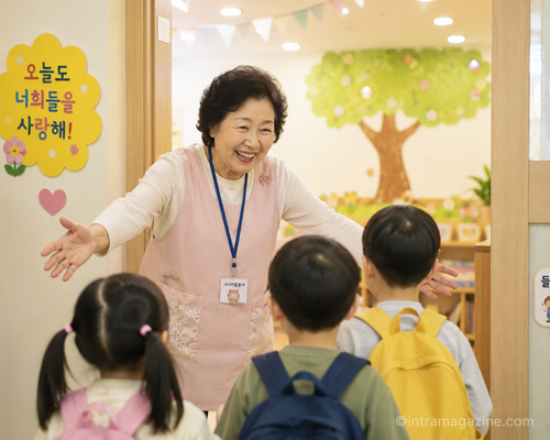 교육부가 유치원 시니어돌봄사 배치와 어린이집 아침돌봄 교사 수당 지원을 확대한다. 맞벌이 가정 증가 속 영유아 아침돌봄 이용은 29% 늘었다.