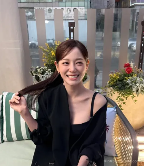 김세정이 SBS ‘아니 근데 진짜’에서 매일 음주 습관을 고백했다. 맥주 뒤 위스키로 이어지는 패턴과 함께 최근 연습을 위해 술을 끊는 중이라고 밝혔다.