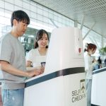 인천국제공항이 글로벌 공항 중 처음으로 자율주행 셀프 체크인 로봇을 도입했다. 2026년 5월부터 셀프 체크인, 안내·순찰, 도슨트 로봇 등 3종 31대를 운영하며 여객 편의와 공항 디지털 전환을 강화한다.