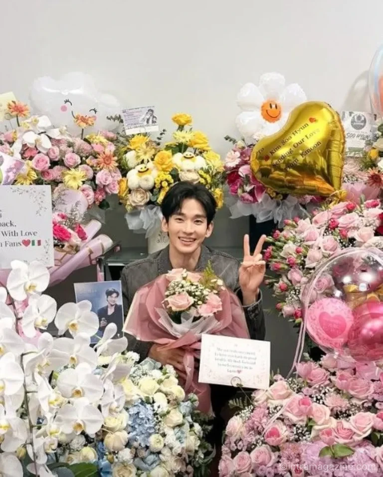 2026년 8월 활동 재개 후 꽃다발을 들고 미소 짓는 김수현