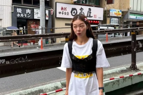 송해나 일본 여행 패션 화제…셔츠에 블랙 뷔스티에 파격 스타일링