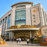 추석 연휴를 맞아 쇼핑객들로 붐비는 백화점 건물 입구