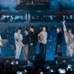 BTS ARIRANG LA 공연에서 관객들이 태극기를 들어 올린 장면