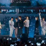 BTS ARIRANG LA 공연에서 관객들이 태극기를 들어 올린 장면