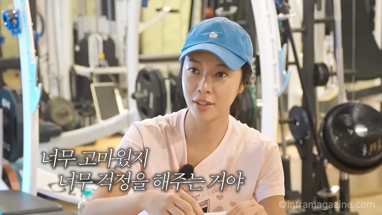 황정음과 줄리엔 강이 유튜브 영상에서 함께 운동하며 대화하는 모습