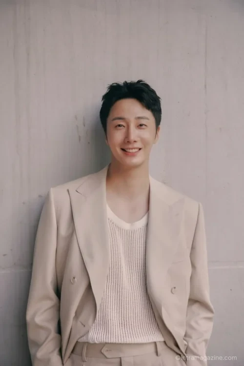 정일우가 발달장애 예술인들과 갤럭시 로봇파크에서 교류하는 모습