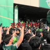 K리그 경기 종료 후 선수단 버스 주변에서 항의하는 서포터 모습