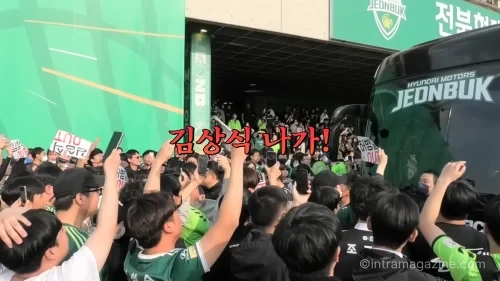 K리그 경기 종료 후 선수단 버스 주변에서 항의하는 서포터 모습
