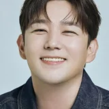 강인이 2027 S/S 서울패션위크 그리디어스 쇼 포토월에 참석하는 모습
