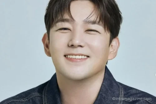 강인이 2027 S/S 서울패션위크 그리디어스 쇼 포토월에 참석하는 모습