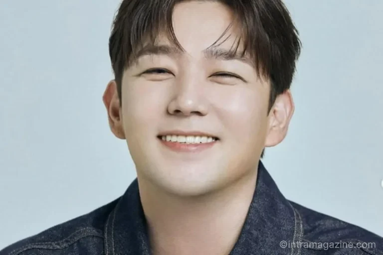 강인이 2027 S/S 서울패션위크 그리디어스 쇼 포토월에 참석하는 모습