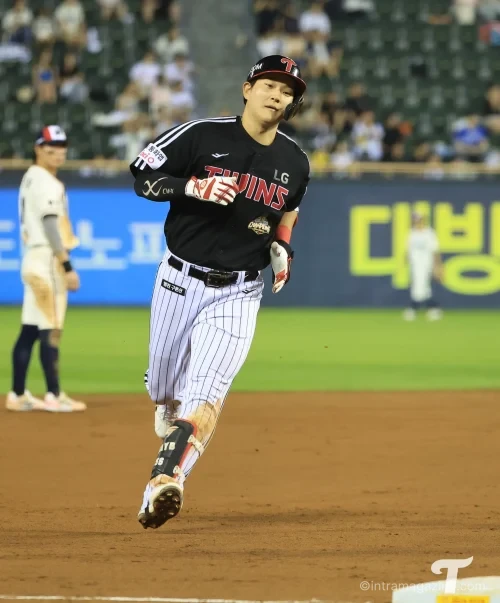 LG 트윈스가 두산 베어스를 5-1로 꺾은 잠실 경기