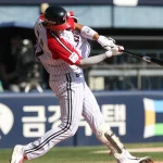 LG 트윈스 이재원이 한화전에서 140.6m 투런 홈런을 치는 모습
