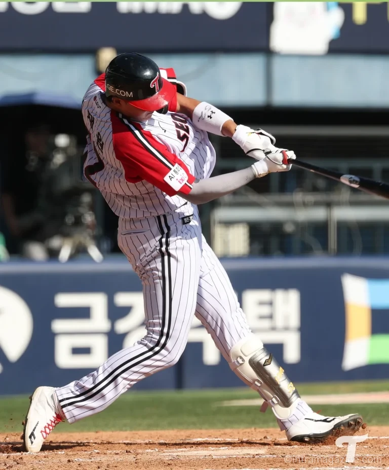 LG 트윈스 이재원이 한화전에서 140.6m 투런 홈런을 치는 모습
