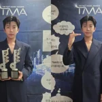 임영웅이 2026 TMA 트로피 2개를 들고 촬영한 인증 사진