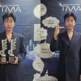 임영웅이 2026 TMA 트로피 2개를 들고 촬영한 인증 사진