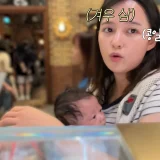 남보라 육아 일상 속 아들을 품에 안고 외출한 모습