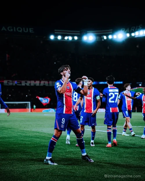 PSG 선수들이 슬로반 브라티슬라바전 6-1 대승 후 골을 축하하는 장면