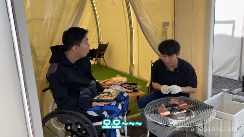박위 원샷한솔 2022년 캠핑 영상에서 대화하는 두 유튜버