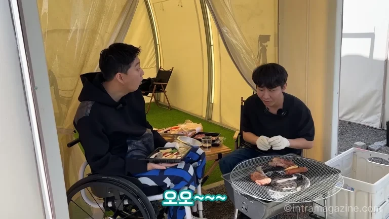 박위 원샷한솔 2022년 캠핑 영상에서 대화하는 두 유튜버