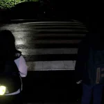초등학생 교통안전 지원용 야광 반사 안전우산과 통학로