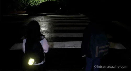 초등학교 교통안전 지원용 야광 반사 안전우산과 통학로