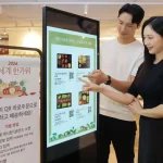 신세계백화점 명절 행사장에서 QR 바로주문을 사용하는 모습