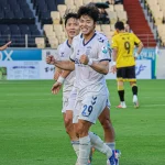 수원FC 선수들이 전남 드래곤즈 원정 경기에서 골을 축하하는 모습