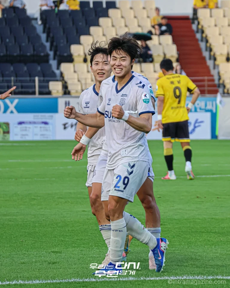 수원FC 선수들이 전남 드래곤즈 원정 경기에서 골을 축하하는 모습