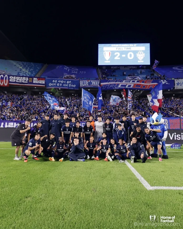 수원 삼성이 충남아산을 2-0으로 꺾고 K리그2 선두를 지키는 경기 장면