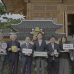바람의나라 30주년 경복궁 전시에서 자개와 옻칠로 재해석된 도적 캐릭터 작품