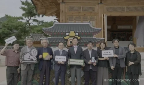 바람의나라 30주년 경복궁 전시에서 자개와 옻칠로 재해석된 도적 캐릭터 작품