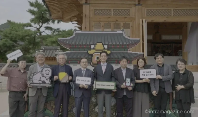 바람의나라 30주년 경복궁 전시에서 자개와 옻칠로 재해석된 도적 캐릭터 작품