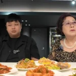 윤남노 셰프가 어머니와 2년 만에 화해하는 유튜브 영상 장면