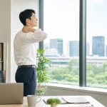 사무실에서 자리에서 일어나 스트레칭하는 직장인