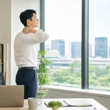 사무실에서 자리에서 일어나 스트레칭하는 직장인