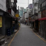 서울의 한산한 먹자골목 거리 전경
