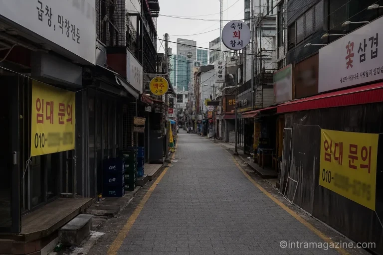 서울의 한산한 먹자골목 거리 전경