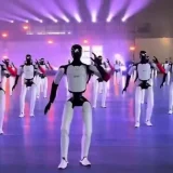 산둥성 지난에서 진행된 시연에서 110대의 로봇이 대형을 유지하며 군무를 소화하고 있다(출처=엑스(ErenChenAI)